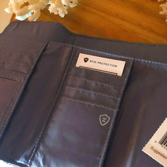 Vera Bradley - CELLPHONE HOLDER. WALLET TOO - NWT. A MUST! - Picture 3 of 10